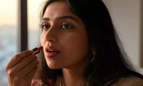 बिना फैलाए लिपस्टिक लगाएं