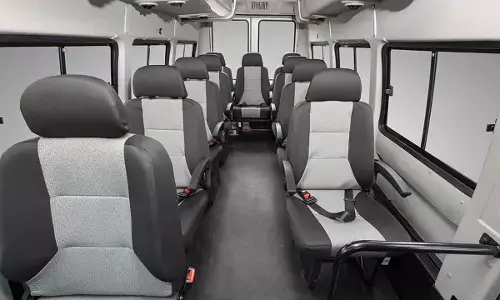 इस गाड़ी में एक साथ 10 लोग कर पाएंगे ट्रैवल; सभी के लिए AC, चार्जिंग मिलेगी; जानिए कितनी रखी कीमत