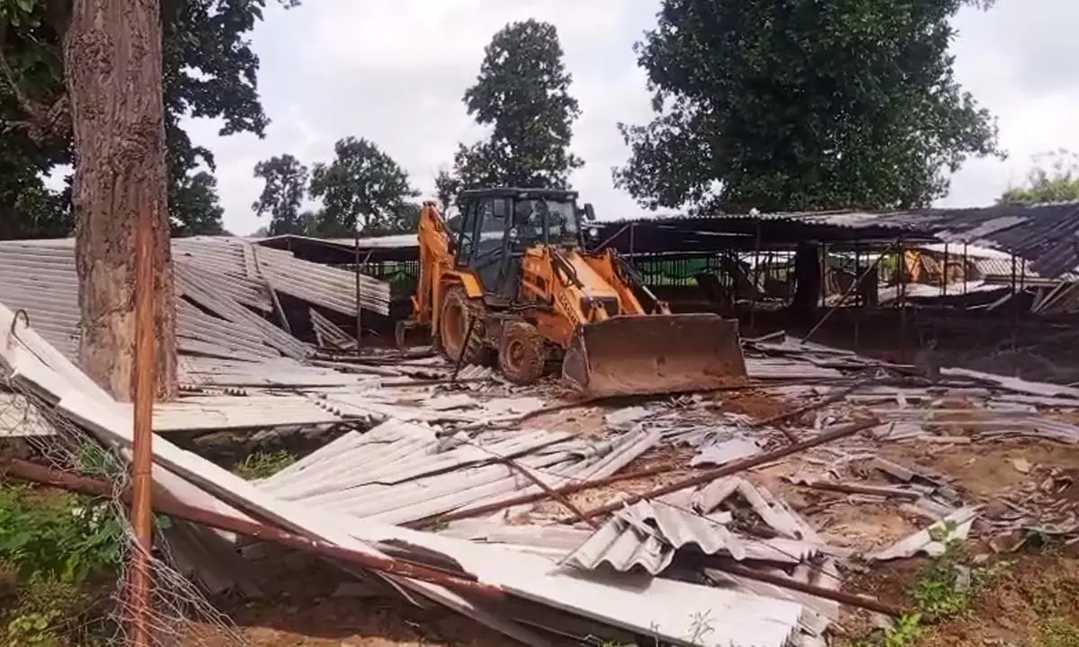 बुलडोजर चलाते हुए