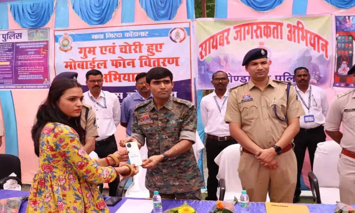 पुलिस ने बरामद किया 115 गुम मोबाइल : इनमें आई फोन जैसे महंगे सेट भी शामिल, लोगों ने छोड़ दी थी उम्मीद