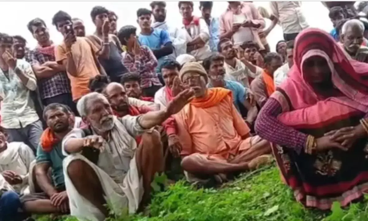 गुना के बंजारी बर्री गांव में पंयायत के दौरान मौजूद लोग।