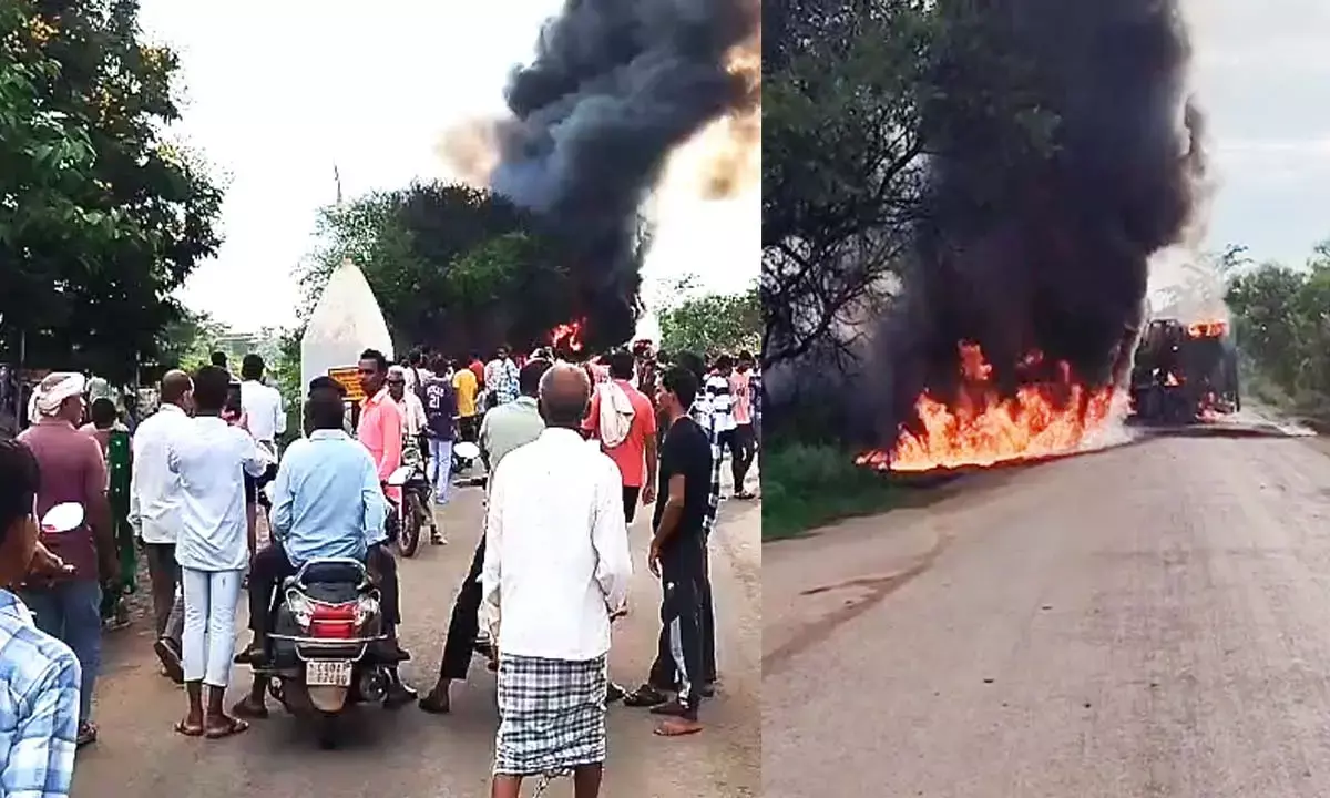 बिच रोड पर लोगों और गाड़ियों की लगी लंबी कतार