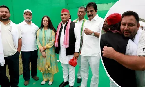 वोटर अधिकार यात्रा: सारण में राहुल-तेजस्वी से मिलते अखिलेश यादव।