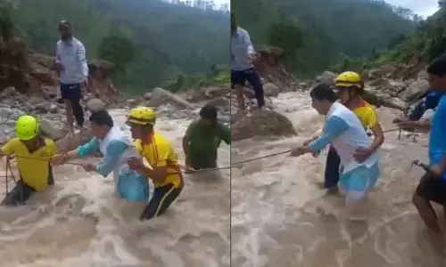 उत्तराखंड: बागेश्वर के पौंसारी गांव में बाढ़, गधेरा पार करते विधायक सुरेश गढ़िया।