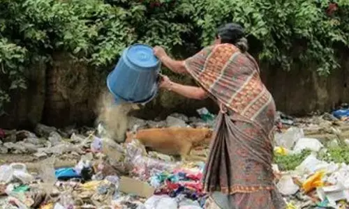 कचरा फेंकते हुए