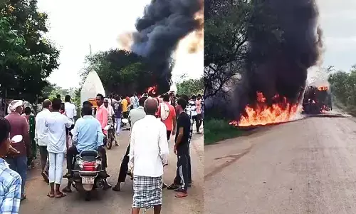 बिच रोड पर लोगों और गाड़ियों की लगी लंबी कतार