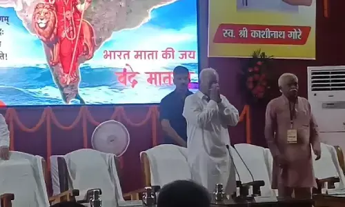 आरएसएस प्रमुख डॉ. मोहन भागवत लोक हितकारी स्वर्गीय काशीनाथ गोरे के स्मारिका का विमोचन करने सिम्स ऑडिटोरियम पहुंचे