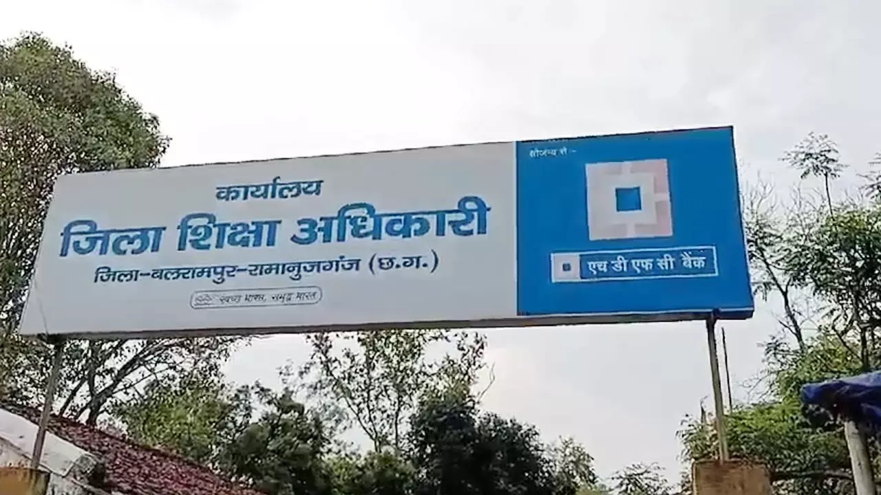 शिक्षिका पर गिरी गाज : डीईओ ने किया निलंबित, छात्रा को बेरहमी से था पीटा शिक्षिका पर गिरी गाज : डीईओ ने किया निलंबित, छात्रा को बेरहमी से था पीटा