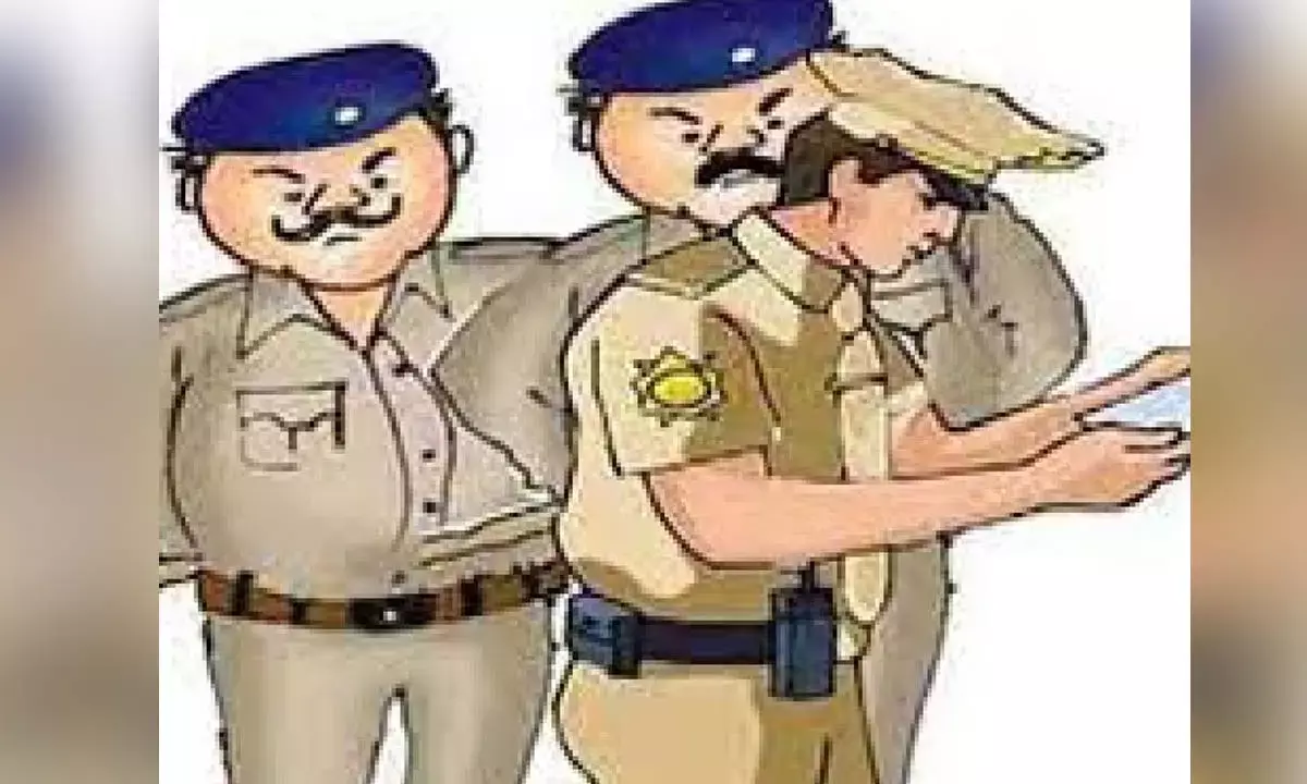 चोर सिपाही का अजब खेल : पुलिस वालों ने कोचिए से पकड़ी शराब और दूसरे को बेचने लगे , ग्रामीणों ने जमकर पीटा चोर सिपाही का अजब खेल : पुलिस वालों ने कोचिए से पकड़ी शराब और दूसरे को बेचने लगे , ग्रामीणों ने जमकर पीटा