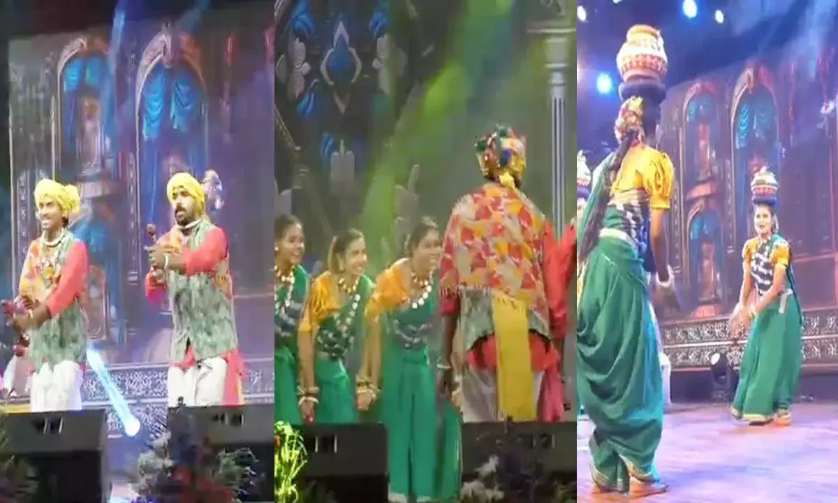 लोकनृत्य प्रस्तुत करते हुए छात्र-छत्राएं