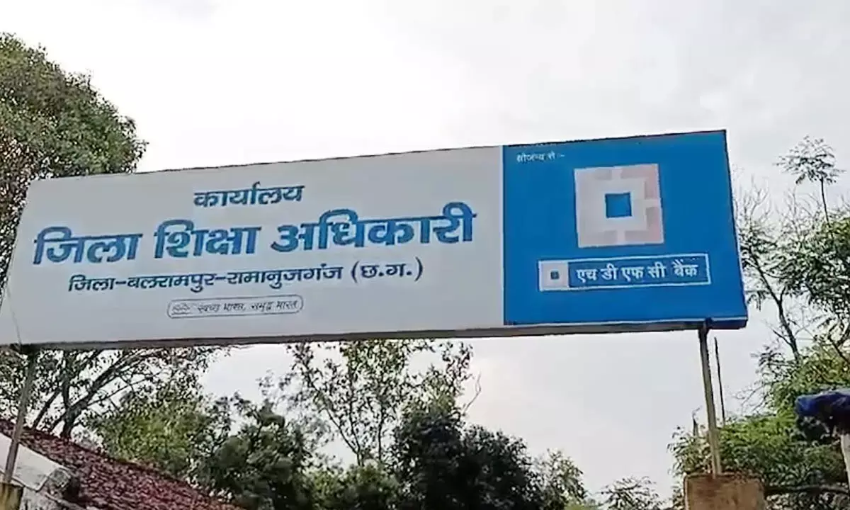 शिक्षिका पर गिरी गाज : डीईओ ने किया निलंबित, छात्रा को बेरहमी से था पीटा