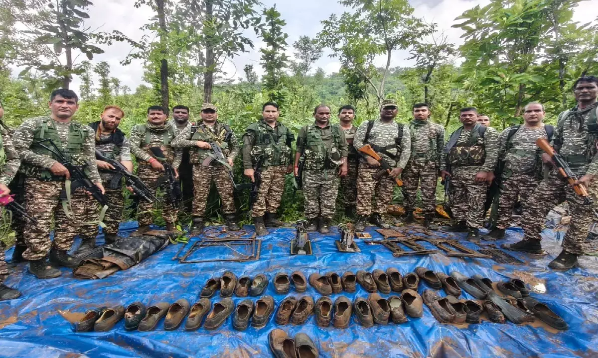 गरियाबंद जिले में CRPF की 65 वीं बटालियन ने नक्सलियों के द्वारा जंगल में छुपा कर रखे गए सामग्रियों को बरामद कर उसे नष्ट कर दिया है। गरियाबंद जिले में CRPF की 65 वीं बटालियन ने नक्सलियों के द्वारा जंगल में छुपा कर रखे गए सामग्रियों को बरामद कर उसे नष्ट कर दिया है।