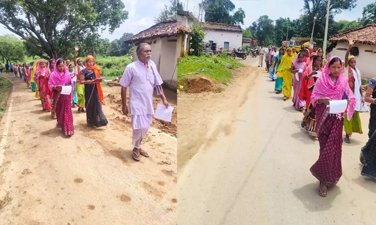 अवैध शराब के विरुद्ध महिलाओं की रैली