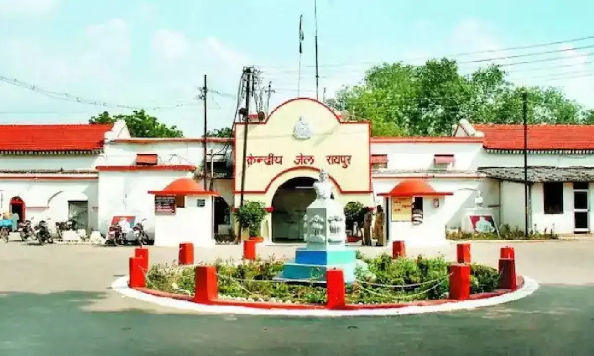 कैदी फरार होने वाले मामले में भूपेश बघेल के आरोप का जवाब देते हुए जेल प्रशासन ने कहा कि, जेल मैन्युअल में बंदियों से काम लिए जाने का प्रावधान है।