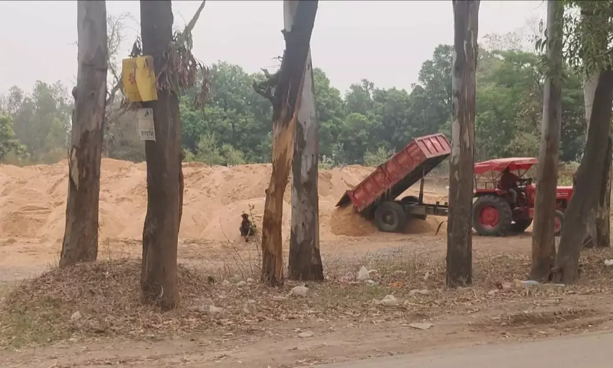 सीतापुर जिले में रेत माफिया नियमों की धज्जियां उड़ाते हुए बेखौफ होकर नदी से अवैध रेत खनन एवं परिवहन कर रहे है।