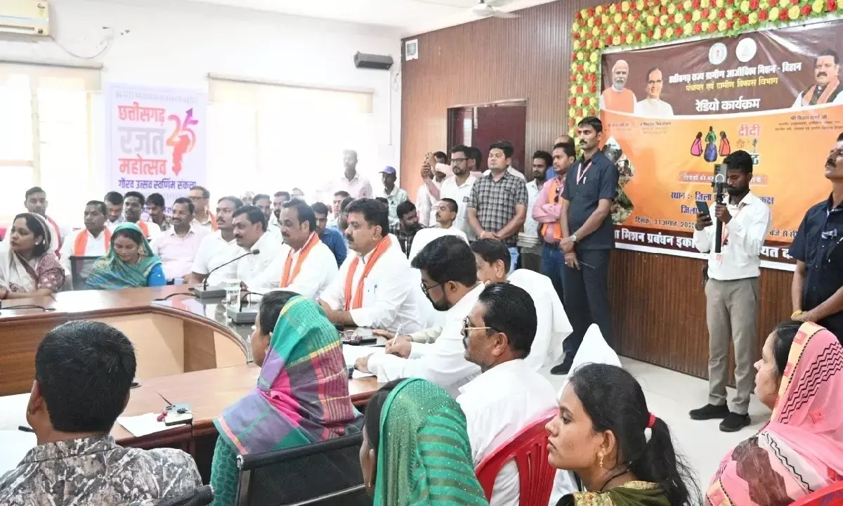 ‘दीदी के गोठ‘ रेडियो कार्यक्रम सुनते डिप्टी सीएम विजय शर्मा और स्व-सहायता समूह की दीदियां।