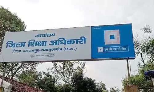 शिक्षिका पर गिरी गाज : डीईओ ने किया निलंबित, छात्रा को बेरहमी से था पीटा शिक्षिका पर गिरी गाज : डीईओ ने किया निलंबित, छात्रा को बेरहमी से था पीटा