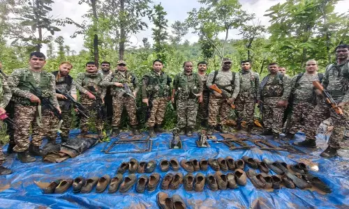 गरियाबंद जिले में CRPF की 65 वीं बटालियन ने नक्सलियों के द्वारा जंगल में छुपा कर रखे गए सामग्रियों को बरामद कर उसे नष्ट कर दिया है।