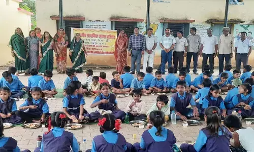 कुटेसर स्कूल में न्योता भोज : सरपंच सुभाषचंद बंजारे बोले -  नेवता भोज पाकर बच्चे काफी खुश नजर आए