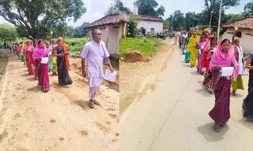 अवैध शराब के विरुद्ध महिलाओं की रैली