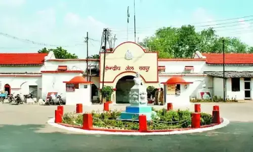 कैदी फरार होने वाले मामले में भूपेश बघेल के आरोप का जवाब देते हुए जेल प्रशासन ने कहा कि, जेल मैन्युअल में बंदियों से काम लिए जाने का प्रावधान है।