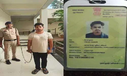 रायपुर में पुलिस ने वाहन चेकिंग के दौरान फर्जी I.B अधिकारी को गिरफ्तार किया है।