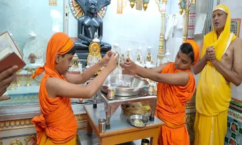 दिगंबर जैन समाज ने पर्युषण पर्व के दसलक्षण पर्व के चौथे दिन रायपुर के श्री श्री आदिनाथ दिगंबर जैन बड़ा मंदिर की सभी वेदियों में विशेष आयोजन हुए।