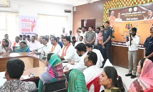 ‘दीदी के गोठ‘ रेडियो कार्यक्रम सुनते डिप्टी सीएम विजय शर्मा और स्व-सहायता समूह की दीदियां।