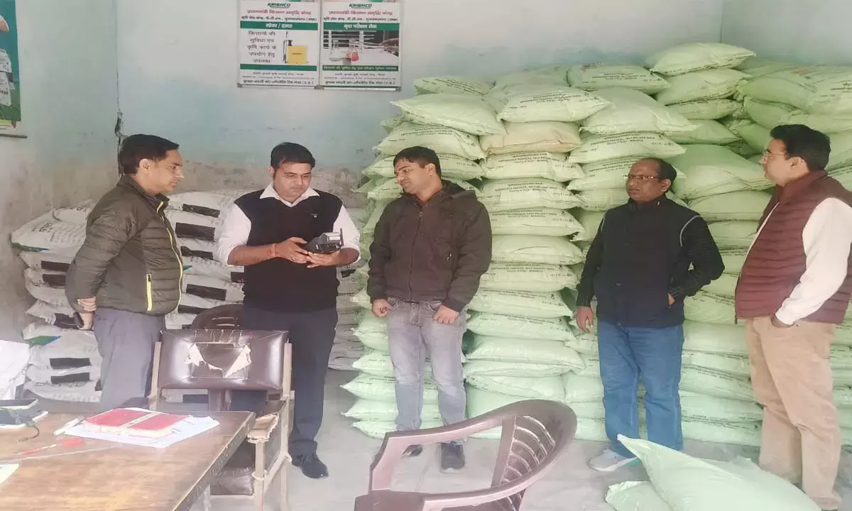 खाद संकट पर ताबड़तोड़ छापे : 23 उर्वरक दुकानों पर बड़ी कार्रवाई से 113 बोरी जब्त, रद्द होंगे लाइसेंस