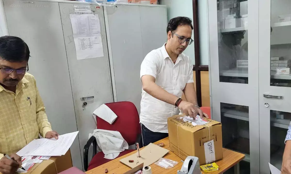 निरीक्षण करते हुए निरीक्षण करते हुए