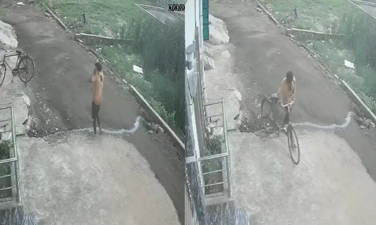 साइकिल की चोरी करते हुए चोर