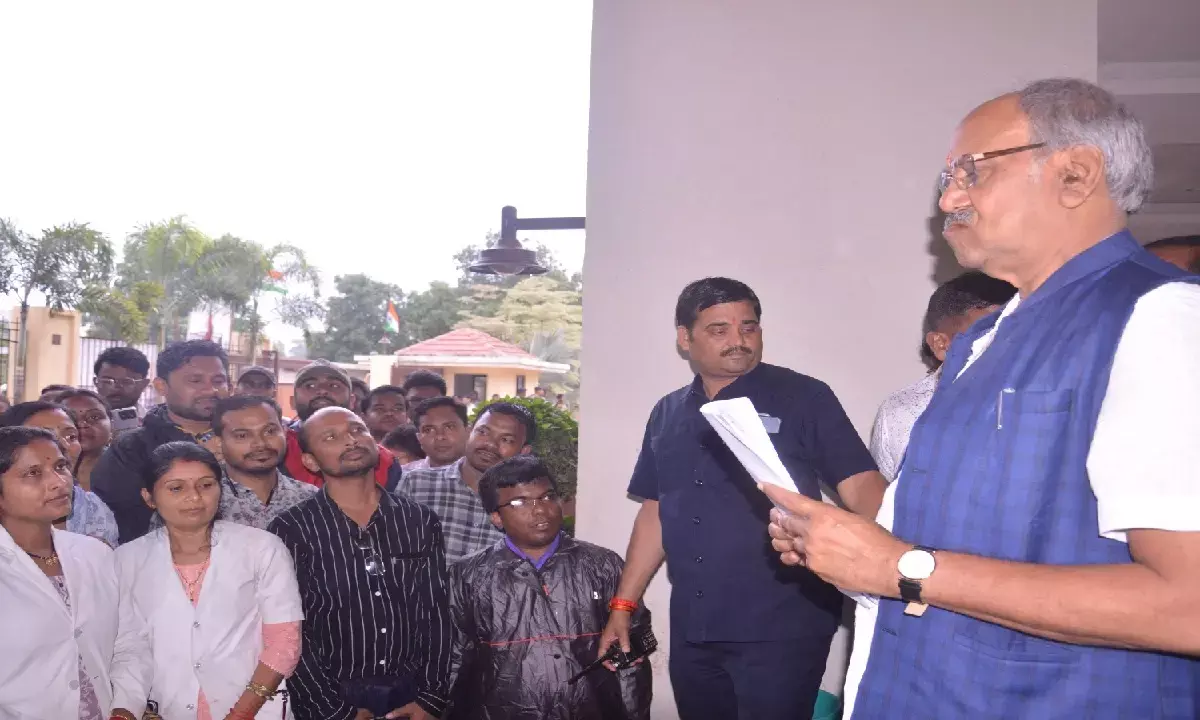 10 सूत्रीय मांगों को लेकर कर्मचारी सांसद बृजमोहन अग्रवाल से मिलने पहुंचे। 10 सूत्रीय मांगों को लेकर कर्मचारी सांसद बृजमोहन अग्रवाल से मिलने पहुंचे।