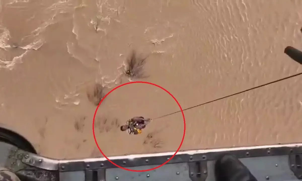 सुकमा जिले के नाड़ीगुफा तेलावर्ती के पास बाढ़ के चलते एक व्यक्ति बीच धारा में फंसे व्यक्ति को 12 घंटे की कड़ी मशक्क्त के बाद निकाला गया।