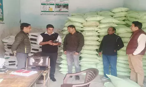खाद संकट पर ताबड़तोड़ छापे : 23 उर्वरक दुकानों पर बड़ी कार्रवाई से 113 बोरी जब्त, रद्द होंगे लाइसेंस