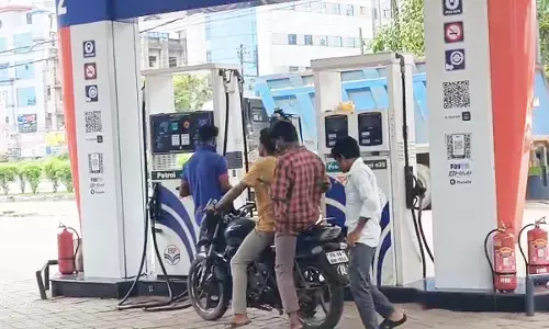 बिना हेलमेट के भी मिल रहा पेट्रोल