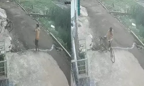 साइकिल की चोरी करते हुए चोर