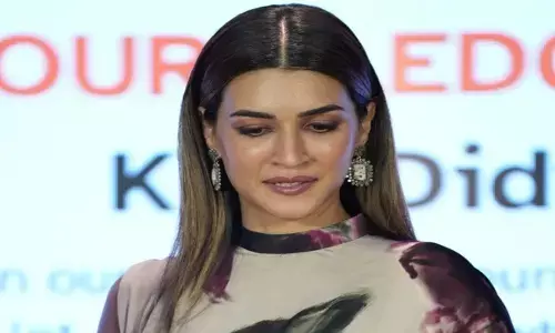 एक्ट्रेस कृति सेनन का खूबसूरत साड़ी लुक