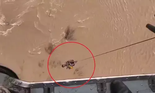 सुकमा जिले के नाड़ीगुफा तेलावर्ती के पास बाढ़ के चलते एक व्यक्ति बीच धारा में फंसे व्यक्ति को 12 घंटे की कड़ी मशक्क्त के बाद निकाला गया।