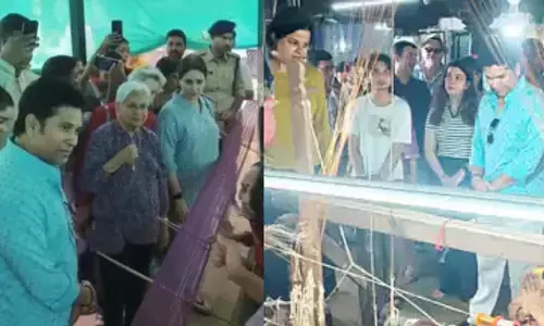 माहेश्वर में साड़ी बुनाई देखते सचिन तेंदुलकर और उनका परिवार।