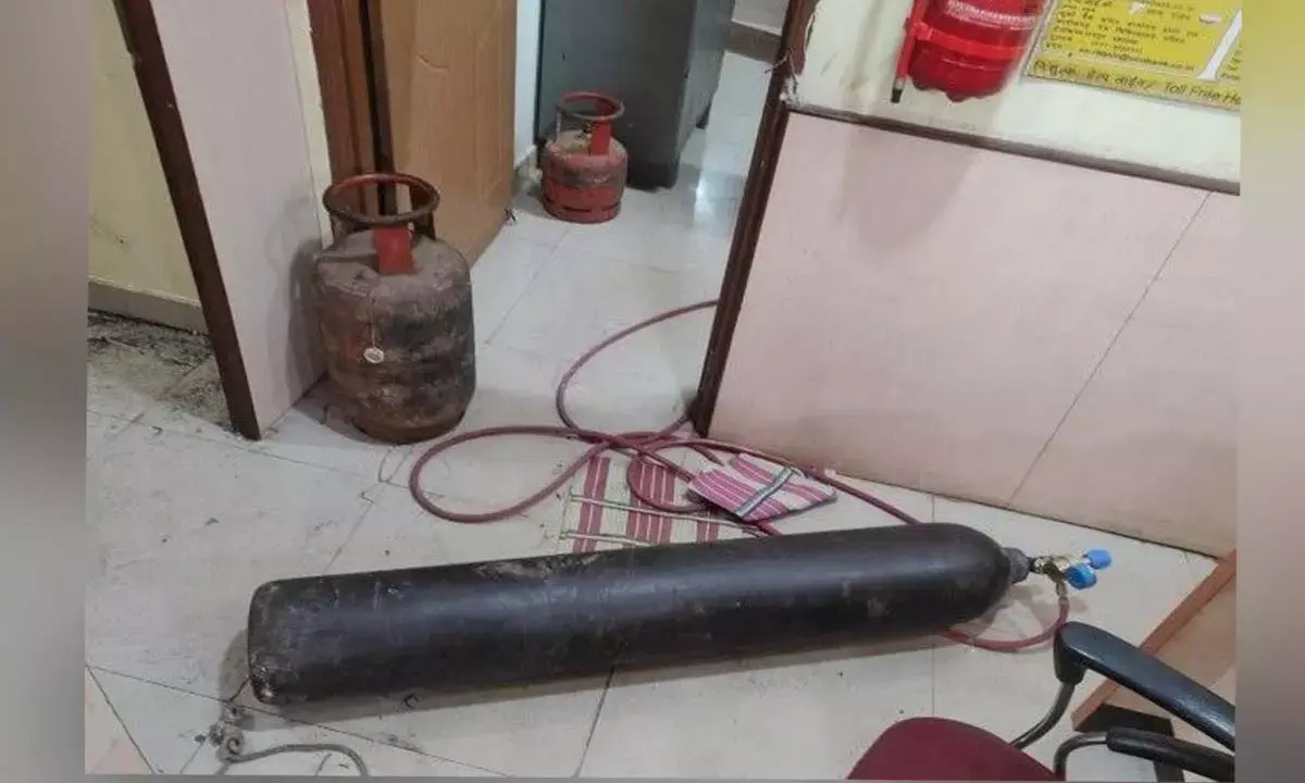 राजधानी के बैंक में चोरी का प्रयास : खिड़की तोड़कर घुसे , गैस कटर से लॉकर  काटने की कोशिश