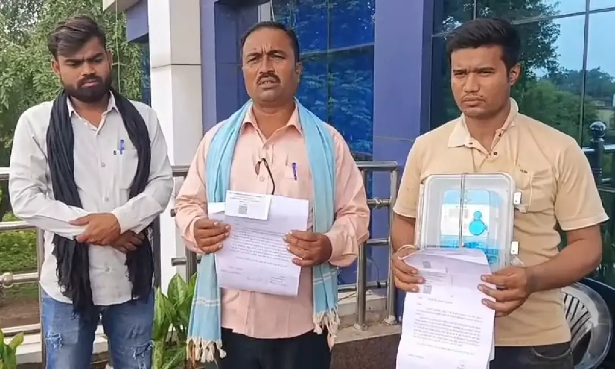 बलौदाबाजार में एक युवक गले में स्मार्ट मीटर लटकाए हुए कलेक्ट्रेट पहुंचा।