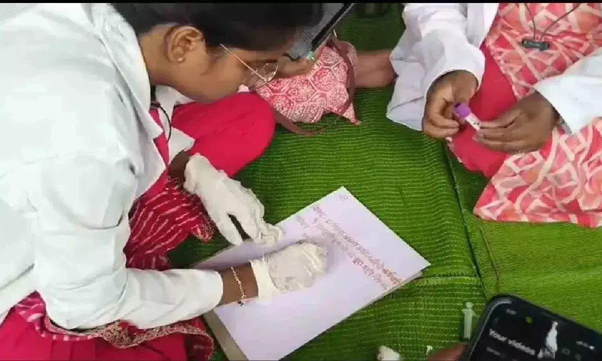 NHM कर्मचारियों ने अपने खून से 100 पत्र लिखकर PM, CM, स्वास्थ्य मंत्री और राज्यपाल को भेजा है। NHM कर्मचारियों ने अपने खून से 100 पत्र लिखकर PM, CM, स्वास्थ्य मंत्री और राज्यपाल को भेजा है।