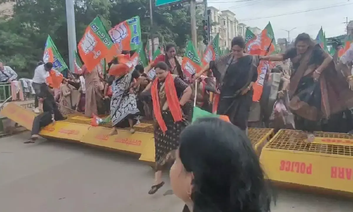 BJP की महिला मोर्चा राजीव भवन का घेराव करने पहुंची।