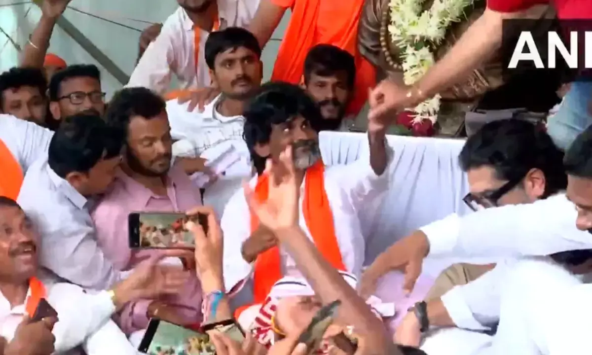 मराठा आरक्षण: मुंबई के आजाद मैदान में मनोज जरांगे का अनशन समाप्त कराते।