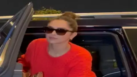 एक्ट्रेस दीपिका पादुकोण का ओवरसाइज्ड स्वेटर लुक