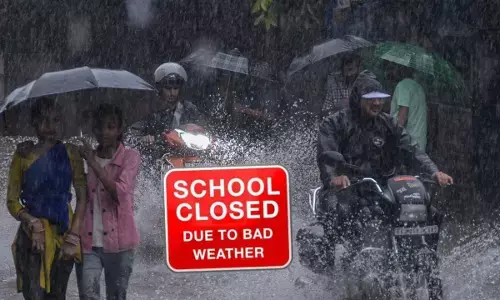UP heavy rain red alert School Closed