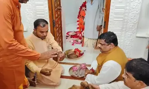 शिक्षा मंत्री गजेंद्र यादव ने विंध्यवासिनी मंदिर में मन्नत के 2 हज़ार 16 नारियल चढ़ाए।