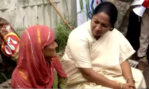 CM Rekha Gupta Visited Relief Camp