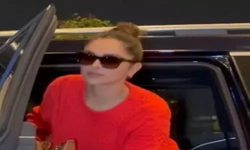 एक्ट्रेस दीपिका पादुकोण का ओवरसाइज्ड स्वेटर लुक