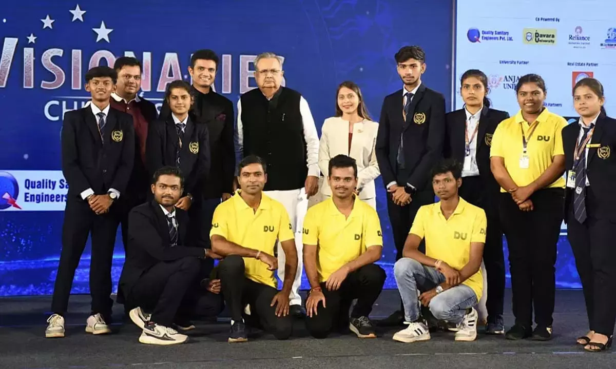 डॉ रमन सिंह के साथ छात्रों की सामूहिक तस्वीर